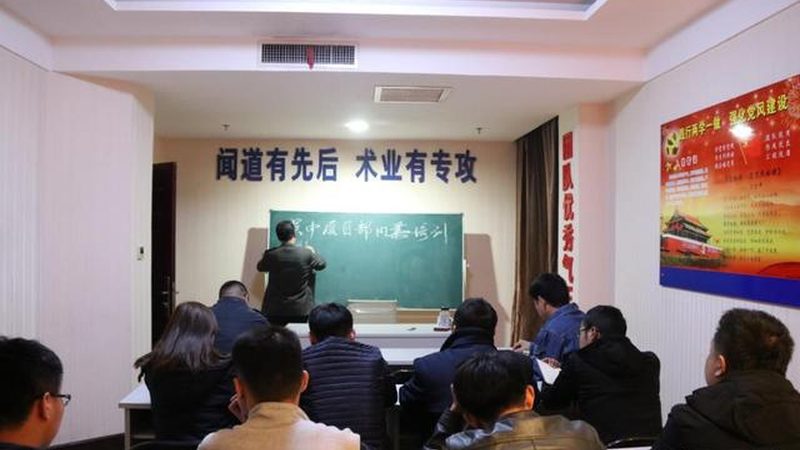在翻译过程中，要注意语言规范，避免出现中式英语。以下是一些常见的中式英语表达：